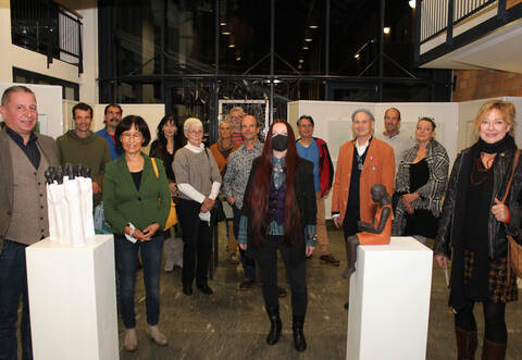 Die Mühlackerer Künstlergruppe stellt im Rathaus ihre Werke aus. Die Einführung hält am Freitagabend Markus Maisel (links).