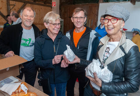 Ein Päckchen Blumenzwiebeln: Wolfgang Currle, Birgit Koczor und Frank Rosenthal verteilten an Christine Besler (von links).