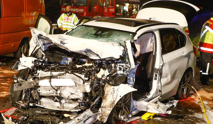 Nach einem schweren Unfall am Sonntagabend sind die Verletzten nicht mehr in Lebensgefahr. Nach einem schweren Unfall am Sonntagabend sind die Verletzten nicht mehr in Lebensgefahr.