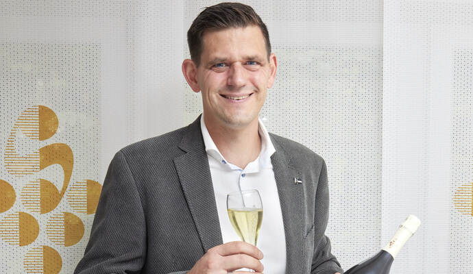 Rene Schweickert präsentiert den neuen „Schweickert Réserve“, der über 41 Monate auf Hefe gereift ist.