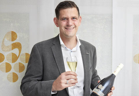 Rene Schweickert präsentiert den neuen „Schweickert Réserve“, der über 41 Monate auf Hefe gereift ist.