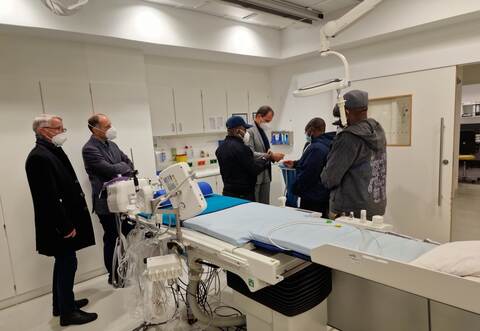 Dr. Till Neugebauer, Dr. Nils Herter (von links) und Dr. Stefan Pfeiffer (Mitte) beim Besuch im Herzkatheterlabor in Mühlacker