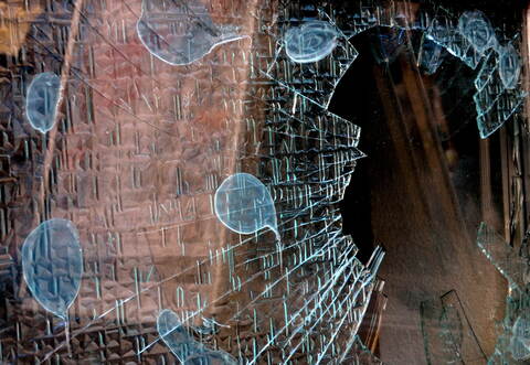 Unbekannte haben in Friolzheim Scheiben eingeschlagen (Symbolbild), um in zwei Gebäude zu gelangen.