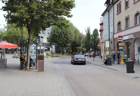 Der Bereich rund um den Erich-Fuchslocher-Platz in der Mühlacker Bahnhofstraße wird derzeit umgestaltet.