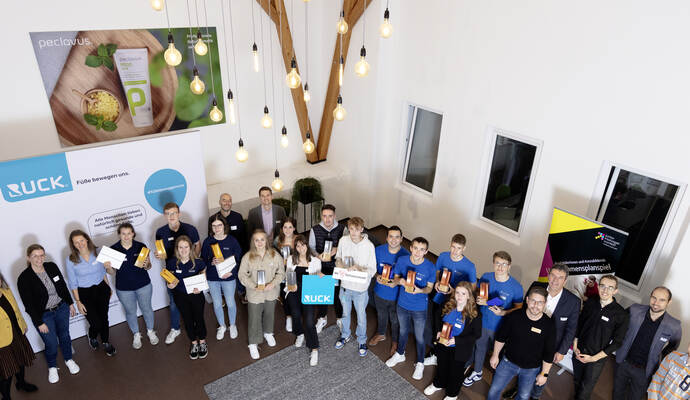 Die Gewinnerteams und Organisatoren: Professor Barbara Burkhardt-Reich (Geschäftsführung Steinbeis Innovationszentrum), Kerstin Weipert (WFG), Manuela Opel (Wirtschaftsförderin Landkreis Calw), Das Gewinnerteam der FiMAB GmbH, das zweitplatzierte Team der Hellmut Ruck GmbH, dahinter Jochen Enke (Wirtschaftsförderer Enzkreis), Bertil Kilian (Innovation Manager, Stadtwerke Pforzheim), das drittplatzierte Team der KOCH-Pac-Systeme GmbH, Simeon Ruck (Geschäftsführer, Hellmut Ruck GmbH), Ralf Bohnet (Wirtschaftsförderer Landkreis Freudenstadt), Lukas Kresser, Dominik Bardon und Robin Rapp (Steinbeis Innovationszentrum, von links). Foto: KarlHuberFotodesign