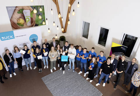 Die Gewinnerteams und Organisatoren: Professor Barbara Burkhardt-Reich (Geschäftsführung Steinbeis Innovationszentrum), Kerstin Weipert (WFG), Manuela Opel (Wirtschaftsförderin Landkreis Calw), Das Gewinnerteam der FiMAB GmbH, das zweitplatzierte Team der Hellmut Ruck GmbH, dahinter Jochen Enke (Wirtschaftsförderer Enzkreis), Bertil Kilian (Innovation Manager, Stadtwerke Pforzheim), das drittplatzierte Team der KOCH-Pac-Systeme GmbH, Simeon Ruck (Geschäftsführer, Hellmut Ruck GmbH), Ralf Bohnet (Wirtschaftsförderer Landkreis Freudenstadt), Lukas Kresser, Dominik Bardon und Robin Rapp (Steinbeis Innovationszentrum, von links). Foto: KarlHuberFotodesign