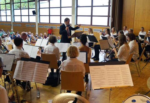 Dietmar Werner dirigiert das große Orchester.