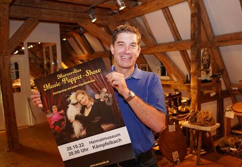 Ort der Geschichte: Vereinsvorsitzender Kevin Jost freut sich schon auf das Jubiläumswochenende im Heimatmuseum. Am Freitagabend wird dort Bauchrednerin Murzarella auftreten. .Foto: Roller