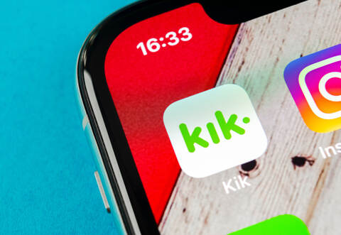 Über einen Nachrichtendienst soll der Angeklagte kinderpornografische Inhalte verbreitet haben.