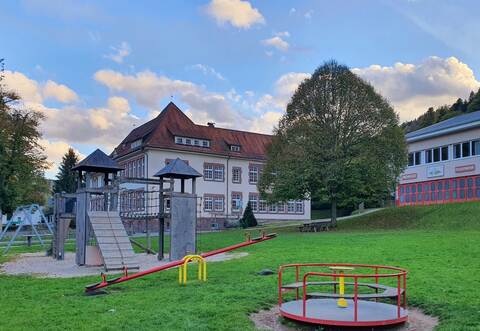 Unterhalb des alten Feuerwehrgerätehauses auf der sogenannten Schulwiese soll die neue Feuerwehr entstehen. Platz zum Spielen soll noch bleiben.