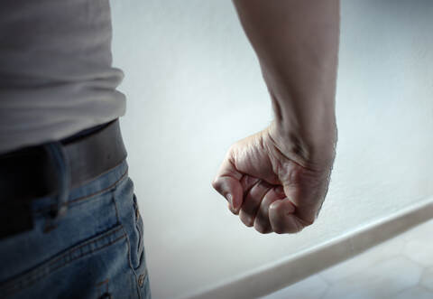 Der Angeklagte, der wohl zuvor schon psychische Probleme gehabt hatte, erlitt an jenem Tag im Bett plötzlich eine Panikattacke.