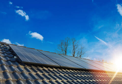 Bundes- und Landespolitiker beginnen in der Energiekrise umzudenken: Sie wollen die bisher aufwendigen Verfahren für den Bau von Windrädern und Sonnenstrom-Anlagen beschleunigen.