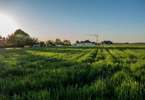 Da im Westen der Fläche ein Wildtierkorridor im Landschaftsrahmenplan ausgewiesen sei, wird um die Prüfung anderer Standorte gebeten.