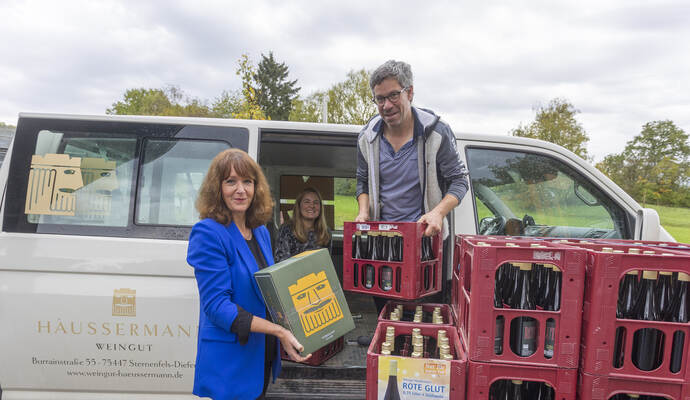 Die Rote Glut ist unterwegs zu den Händler und Susanne Knöller, Vorsitzende von „Menschen in Not“, sowie Annette und Christian Häußermann (von links) packen kräftig an. Häussermann Glühwein Rote Glut