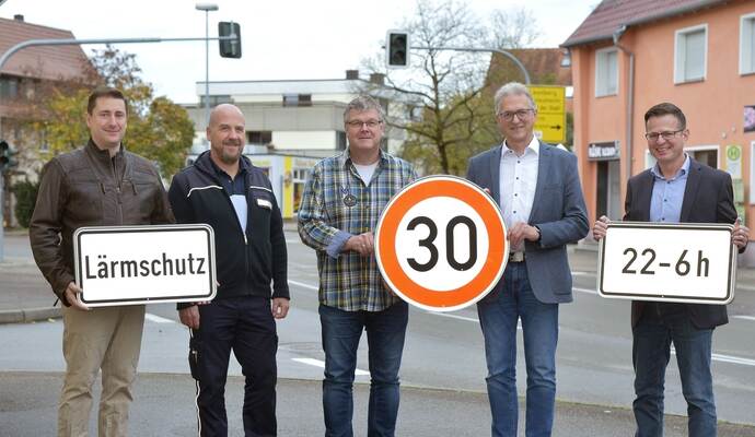 Geben den Startschuss für mehr Verkehrslärmschutz in Heimsheim: (von rechts) der Leiter der Verkehrsbehörde beim Landratsamt Enzkreis Oliver Müller, Bürgermeister Jürgen Troll und dessen Mitarbeiter Martin Wagner, Dirk Albrecht und Andor Varszegi. Foto: Michael Bolay Geben den Startschuss für mehr Verkehrslärmschutz in Heimsheim: (von rechts) der Leiter der Verkehrsbehörde beim Landratsamt Enzkreis Oliver Müller, Bürgermeister Jürgen Troll und dessen Mitarbeiter Martin Wagner, Dirk Albrecht und Andor Varszegi. Foto: Michael Bolay