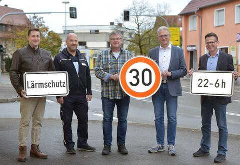 Geben den Startschuss für mehr Verkehrslärmschutz in Heimsheim: (von rechts) der Leiter der Verkehrsbehörde beim Landratsamt Enzkreis Oliver Müller, Bürgermeister Jürgen Troll und dessen Mitarbeiter Martin Wagner, Dirk Albrecht und Andor Varszegi. Foto: Michael Bolay