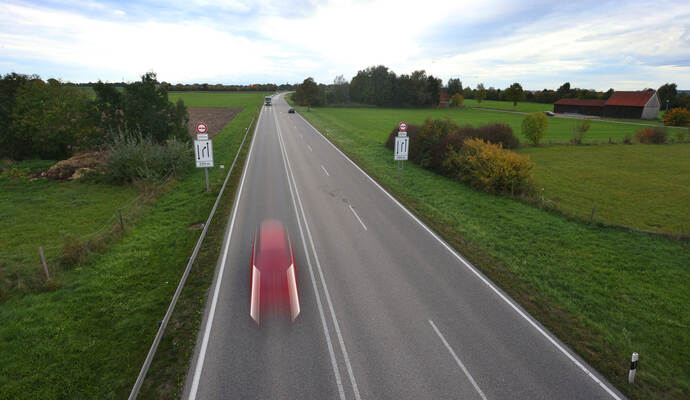 Die den Umbau soll eine Entlastung und Verbesserung der Verkehrssituation erreicht werden. Bundesstraße 12 im Allgäu