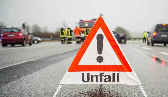 Ein schwerer Unfall (Symbolbild) hat sich am Donnerstag auf der A8 bei Heimsheim ereignet. Ein schwerer Unfall (Symbolbild) hat sich am Donnerstag auf der A8 bei Heimsheim ereignet.