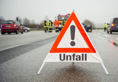 Ein schwerer Unfall (Symbolbild) hat sich am Donnerstag auf der A8 bei Heimsheim ereignet.