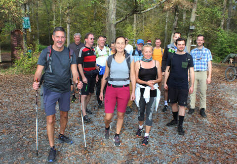 Reiner Heugel (links), Vorsitzender der Naturfreunde Ötisheim, führt am Sonntagnachmittag die Halbmarathongruppe mit 17 Personen an. Morgens war er bereits mit einer Gruppe von 28 Personen unterwegs.