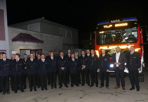 Über das neue Fahrzeug freuen sich Stadtbrandmeister Tido Lüdtke (von rechts), Bürgermeister Marco Gauger, Abteilungskommandant Gerhard Wurster, sein Stellvertreter Oliver Eder und die Mannschaft.