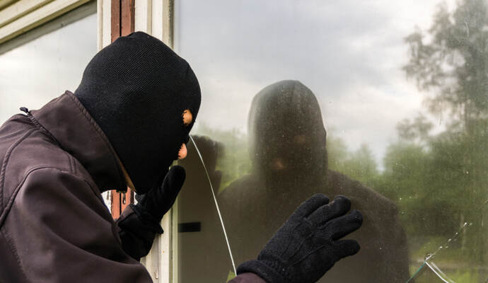Nach jetzigem Erkenntnisstand soll der Täter die Schaufensterscheibe des Geschäfts in der Bahnhofstraße eingeschlagen und jeweils zwei gebrauchte Smartphones der Marken Samsung und Apple entwendet haben.