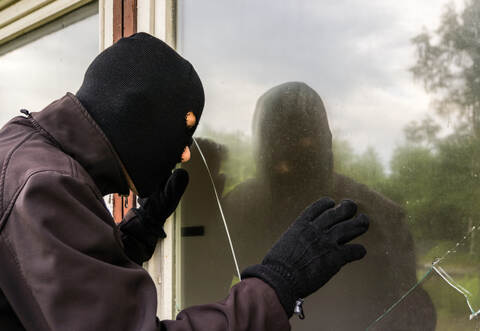 Nach jetzigem Erkenntnisstand soll der Täter die Schaufensterscheibe des Geschäfts in der Bahnhofstraße eingeschlagen und jeweils zwei gebrauchte Smartphones der Marken Samsung und Apple entwendet haben.