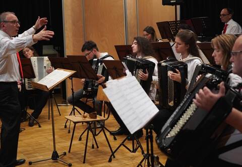 Beifall als Belohnung: Das große Orchester hat unter Bernhard Zachmanns (links) Leitung jeden Dienstagabend für rund zwei Stunden geprobt. Foto: Roller