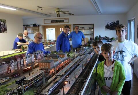 Während Dennis Haas (von rechts) den jungen Besuchern Fabian und Sebastian Erndwein an der Modellbahnstrecke Rede und Auskunft stand, kümmerten sich Roland Fränkle, Stefan Eisen und Helmut Augenstein um den reibungslosen Fahrtbetrieb. Foto: Zachmann