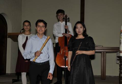 Beeindruckende Musikdarbietung in der Kreuzkirche Singen: Andromache Kammenos (Klavier), Aris Kammenos (Cello), Andreas Kammenos (Blockflöte) und Kyuyoung Kim (Blockflöte) (von links). Foto: Herweg