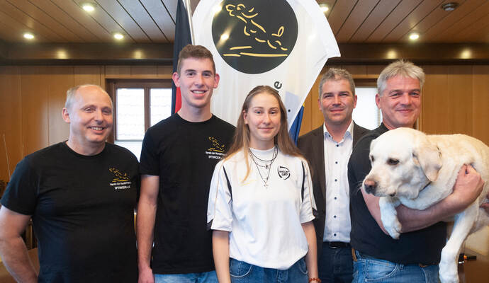 Ausgezeichnete Leistung: Bernhard Träger, Nick Hein, Lea Kiersch, Bürgermeister Matthias Enz, Michael Hilß (von links) und Hündin Maya bei der Ehrung im Wiernsheimer Rathaus. Ausgezeichnete Leistung: Bernhard Träger, Nick Hein, Lea Kiersch, Bürgermeister Matthias Enz, Michael Hilß (von links) und Hündin Maya bei der Ehrung im Wiernsheimer Rathaus.