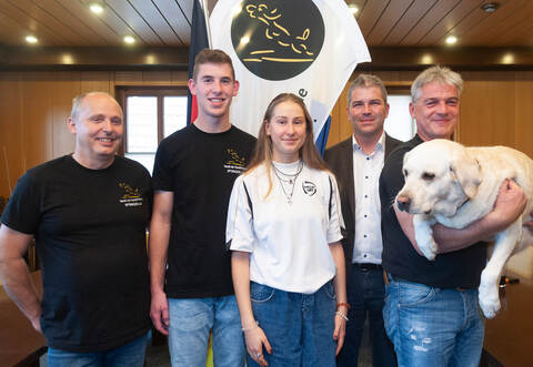 Ausgezeichnete Leistung: Bernhard Träger, Nick Hein, Lea Kiersch, Bürgermeister Matthias Enz, Michael Hilß (von links) und Hündin Maya bei der Ehrung im Wiernsheimer Rathaus.