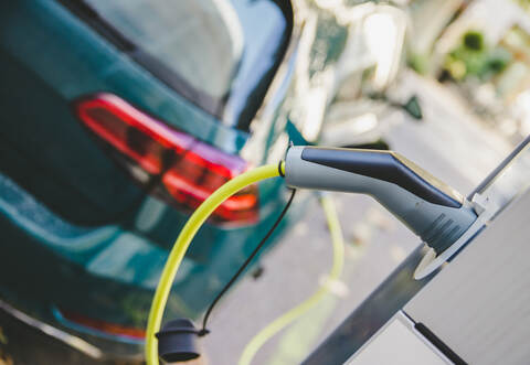 Die FDP-Landtagsabgeordneten für Pforzheim und den Enzkreis bemängeln, dass es in der Region nicht genügend Ladestationen für E-Autos gibt.