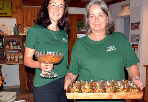 Überzeugungsarbeit auf schmackhafte Weise: Stefanie Burkhardt (links) und Cornelia Hofer-Krauth servierten Kichererbsen-Spezialitäten.