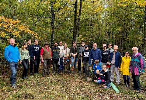 Teilnehmer der Baumpflanzaktion.