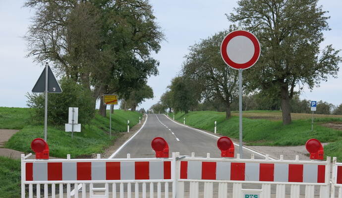 Aufgrund von Bauarbeiten ist die Knittlinger Straße zwischen Lienzingen und der B35 momentan gesperrt.