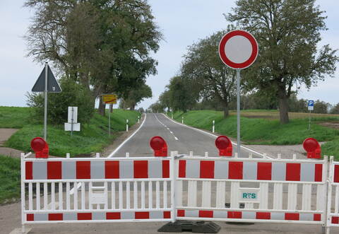Aufgrund von Bauarbeiten ist die Knittlinger Straße zwischen Lienzingen und der B35 momentan gesperrt.