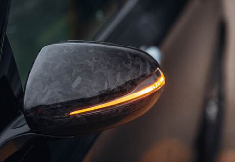 Eine 21-Jährige wurde in Vaihingen an der Enz durch einen Außenspiegel verletzt.