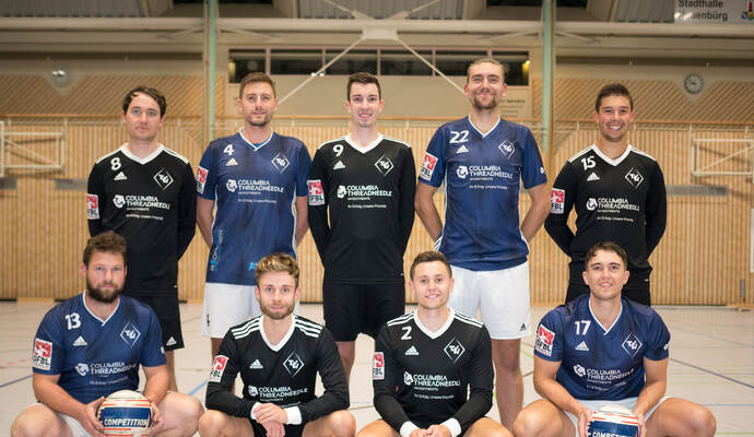 Peilen in der Halle mit einem starken Teamgeist den Klassenerhalt in der Faustball-Bundesliga an: die Spieler des TV Waldrennach (hinten von links) Carsten Scheerer, Jeremy Wuhrer, Kai Ehrhardt, Eric Heinkel, Maximilian Maier. Vorne von links Martin Neuweiler, Niklas Ehrhardt, Oliver Kraut, Markus Kraut.