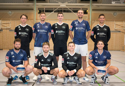 Peilen in der Halle mit einem starken Teamgeist den Klassenerhalt in der Faustball-Bundesliga an: die Spieler des TV Waldrennach (hinten von links) Carsten Scheerer, Jeremy Wuhrer, Kai Ehrhardt, Eric Heinkel, Maximilian Maier. Vorne von links Martin Neuweiler, Niklas Ehrhardt, Oliver Kraut, Markus Kraut.