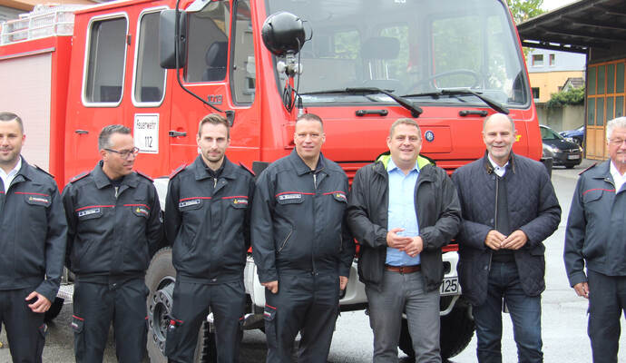 Übergabe des gespendeten Tanklöschfahrzeugs: Wolfgang Werkmeister (von rechts), Singens Oberbürgermeister Bernd Häusler, Engelsbrands Bürgermeister Thomas Keller, Heiko Bismark, Tim Stübing, Daniel Härter (Freiwillige Feuerwehr Engelsbrand) und Singens Feuerwehrkommandant Mario Dutzi. Übergabe des gespendeten Tanklöschfahrzeugs: Wolfgang Werkmeister (von rechts), Singens Oberbürgermeister Bernd Häusler, Engelsbrands Bürgermeister Thomas Keller, Heiko Bismark, Tim Stübing, Daniel Härter (Freiwillige Feuerwehr Engelsbrand) und Singens Feuerwehrkommandant Mario Dutzi.