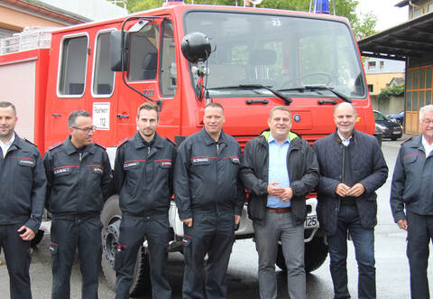 Übergabe des gespendeten Tanklöschfahrzeugs: Wolfgang Werkmeister (von rechts), Singens Oberbürgermeister Bernd Häusler, Engelsbrands Bürgermeister Thomas Keller, Heiko Bismark, Tim Stübing, Daniel Härter (Freiwillige Feuerwehr Engelsbrand) und Singens Feuerwehrkommandant Mario Dutzi.