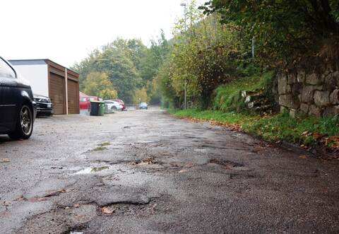 Schon bei leichtem Regen sieht die nördliche Laienbergstraße an vielen Stellen so aus.