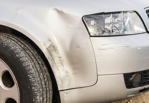 An dem VW entstand nach ersten Schätzungen ein Sachschaden von rund 4.000 Euro. Der Unbekannte fuhr nach dem Unfall einfach weiter.