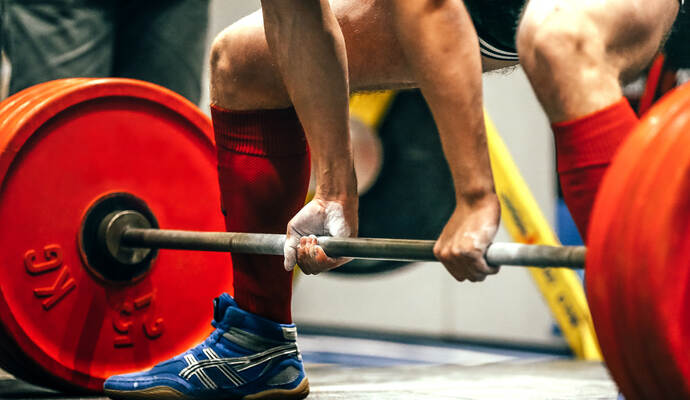 Mit einer geschlossenen Mannschaftsleistung möchte der TV Feldrennach nach den ersten Punkten greifen. closeup of powerlifter to prepare exercise deadlift