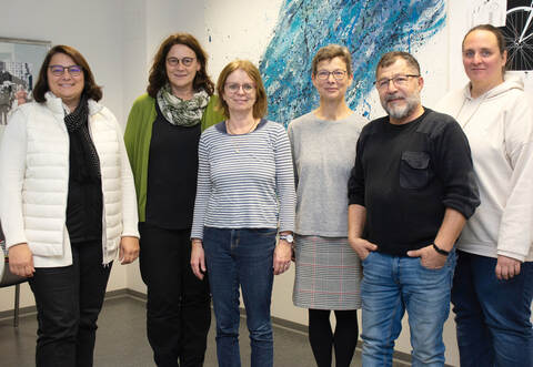 Birgit Faas (von links) und Heike Längle vom Wiernsheimer Verein „Naretoi“ haben von Konrektorin Judith Klöfer und Monika Becker, Leiterin der Wiernsheimer Heckengäuschule, genauso wie Abdurrahman Özban und Andrea Fietkau vom Verein „Unsere helfende Hand“ in Niefern-Öschelbronn einen Spendenscheck erhalten. Das Geld stammt vom Sponsorenlauf der Schule.