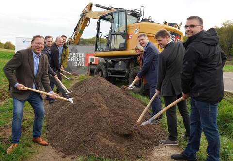 Greifen zum Spaten: Der Neulinger Bürgermeister Michael Schmidt (von links), Sven Besser vom Enzkreis, Patrick Bohner vom Landkreis Karlsruhe, Fabian Dickemann von der Stadt Bretten, Andrea Wexel vom Enzkreis, der Brettener OB Martin Wolf, Bürgermeister Michael Nöltner und Ortsvorsteher Thorsten Wetzel.