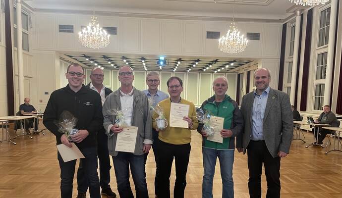 Neun Schömberger wurden von Bürgermeister Matthias Leyn (rechts) dafür ausgezeichnet, dass sie schon so oft Blut gespendet haben. Neun Schömberger wurden von Bürgermeister Matthias Leyn (rechts) dafür ausgezeichnet, dass sie schon so oft Blut gespendet haben.