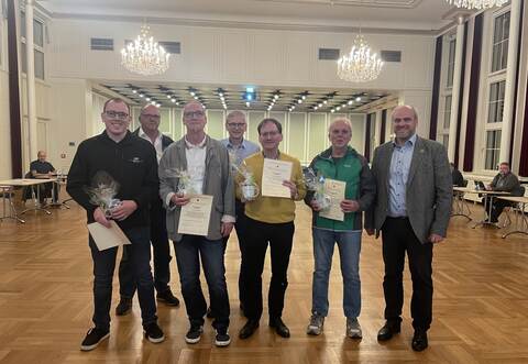 Neun Schömberger wurden von Bürgermeister Matthias Leyn (rechts) dafür ausgezeichnet, dass sie schon so oft Blut gespendet haben.