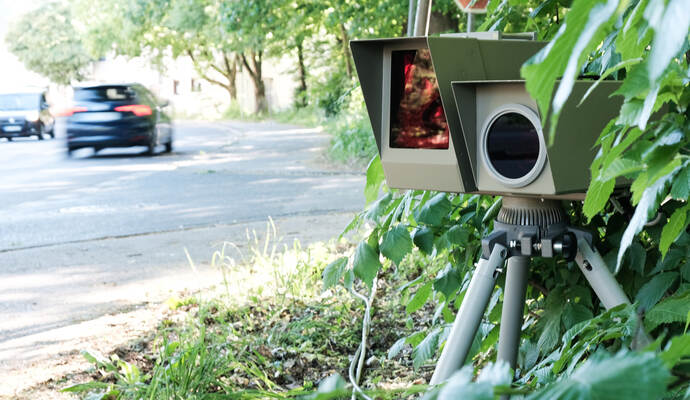 Polizei Blitzer versteckt, Geschwindigkeitsüberwachung.